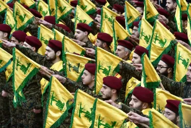 Militantes de Hezbolá enarbolando la bandera del grupo.