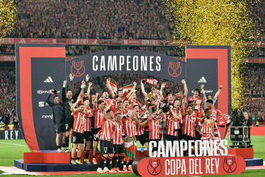 La última Copa del Rey ganada por el Athletic Club había sido en 1984. Desde entonces, jugaron seis finales sin conseguir alzarse con el trofeo. Este sábado, después de esos intentos fallidos, recuperaron el título de campeones y lo celebrarán en el País Vasco.