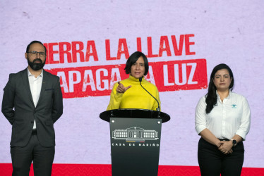 Fotografía cedida por la oficina de prensa de la Presidencia de Colombia del ministro de Minas y Energía, Andrés Camacho (i), la ministra de Ambiente Susana Muhamad (c), y la directora del IDEAM, Ghisliane Echeverry, presentan el balance del programa "Cierra la llave, apaga la luz", este lunes en Bogotá.