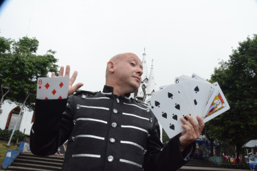 Cafecito durante su presentación también pondrá las cartas sobre la escena.