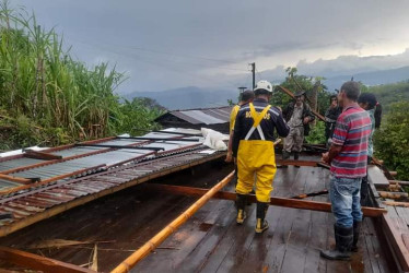 Los bomberos de San José, municipio del bajo occidente de Caldas, atendieron emergencias en las veredas Altomira y Morro Azul por destechamientos de viviendas.