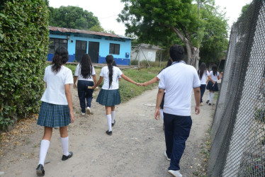 Estudiantes de los grados décimo y once deben desplazarse desde la sede principal de la Institución Educativa Purnio hasta la sede de la Junta de Acción Comunal para recibir clases. 