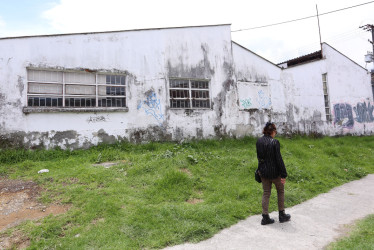 Pintura corroída y paredes agrietadas son parte del panorama que se ve en la fachada exterior de La Casa para Dignidad de las Mujeres en el sector Faneón. Denunciantes reportan que desde la Administración pasada el aspecto del inmueble ha estado en deterioro. 