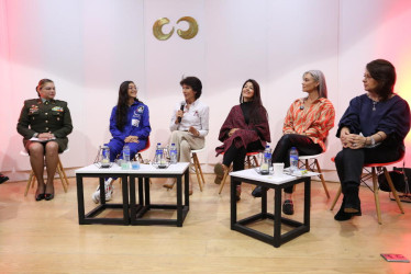 De izquierda a derecha: coronel Liliana Andrea Jiménez Falla, Alba Sofía Vargas Romero, María Amparo Jaramillo Trujillo, Juliana Londoño Villa e Ivonne Paola Mendoza Niño, las participantes en el foro Liderazgo femenino que genera el desarrollo en Manizales, organizado por LA PATRIA.