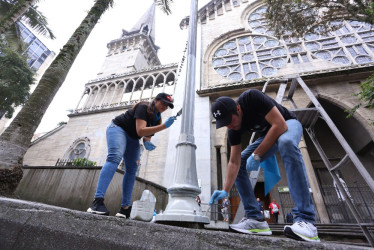 El Centro fue el lienzo. 120 voluntarios del proyecto Cuidarte limpiaron y pintaron bancas, basureros, postes, muros y lámparas del Centro Histórico de Manizales el pasado sábado. Buscan inspirar sentido de pertenencia por lo público en la ciudad.