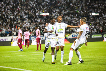 John Araújo, Alejandro García y Dayro Moreno celebran el primero de los dos goles con los que el Once Caldas le ganó al Deportes Tolima.