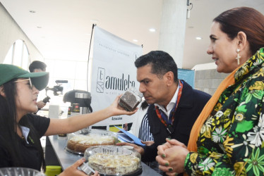 Ismael Cala, reconocido presentador de televisión internacional, lidera la Fundación El Vuelo de la Cometa, que trabaja la inteligencia emocional con estudiantes de Caldas. Ayer probó café de la región, antes de la rueda de prensa en Manizales.