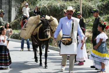 Carlos Castañeda, en su personaje de Juan Valdezm durante una vista al departamento de Caldas.