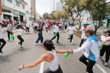 Fotos I Freddy Arango I LA PATRIA  Maestros de Villamaría, Chinchiná, Palestina, Neira y Manizales marcharon ayer desde el Parque de la Mujer hasta la Plaza de Bolívar de la capital caldense. El grupo de danza encabezó la movilización. 