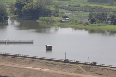 Por el fenómeno de El Niño y directiva presidencial, el Poder Ejecutivo debe ahorrar agua y energía. Conozca qué hay detrás de la orden y cómo se cumple en Caldas.  En la foto se ve el Malecón Embalse Cameguadua, ubicado entre Chinchiná y Palestina, que administra la Central Hidroeléctrica de Caldas y cumple un rol importante en el parque generador de energía de Caldas. Así se veía en enero del 2024.