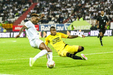 Gustavo Torres, de chispazos anoche, trata de superar a un rival de Santa Fe. El Once Caldas perdió y les dio papaya a sus rivales para que se le acerquen en la tabla.