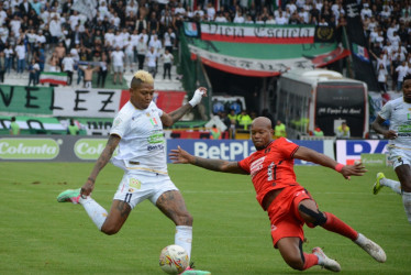 El ecuatoriano Billy Arce en una acción de juego ante Edwin Velasco en el partido que Once Caldas y América empataron sin goles. 