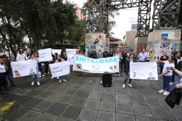 Trabajadoras de Color Siete realizaron un plantón ayer en la Torre de El Cable, en Manizales. Desde enero están a la espera de que la empresa, que llegó a su fin, pague lo que les adeuda en liquidaciones, cesantías, salarios y seguridad social.