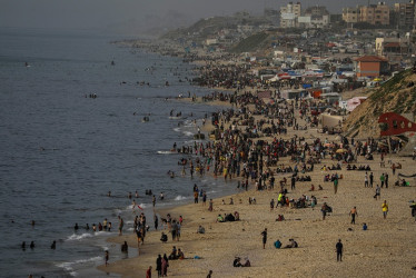 Foto | EFE | LA PATRIA  Palestinos desplazados en la playa al oeste de Deir Al Balah, sur de la Franja de Gaza.