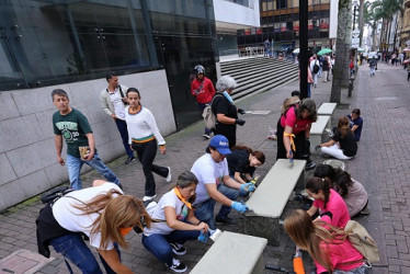 El proyecto Cuidarte intervino mobiliarios en el Centro histórico de Manizales. Sus voluntarios olvidaron poner el aviso de pintura fresca en las bancas y varias personas terminaron con el trasero pintado.