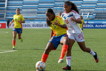 Stefania Perlaza (i) de Colombia disputa un balón con Francelis Graterol de Venezuela este viernes