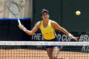 María Paulina Pérez de Colombia devuelve la pelota ante Julia Riera de Argentina este sábado, en un partido del Torneo Billie Jean King Cup en Bogotá