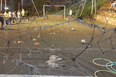 Foto | Cortesía | LA PATRIA La cancha tiene las mallas exteriores dañadas, así como la grama que presenta un considerable desgaste.