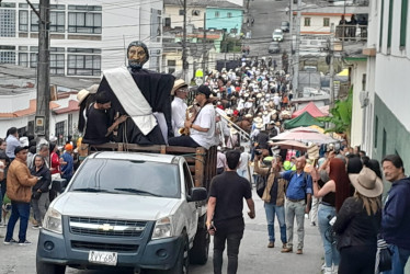 El apóstol traidor recorrió las calles de Neira antes de su tradicional quema.