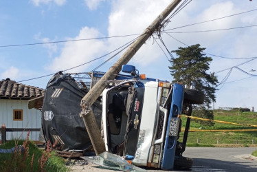 Así quedó el poste luego del choque del camión en San Félix.