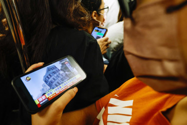 Pasajero de un tren en Taipei observa las noticias sobre el terremoto.