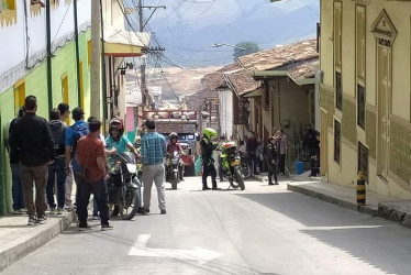 En la esquina de la casa de la derecha se presentó la balacera en Aguadas (Caldas).