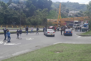 Los estudiantes se acomodaron en la vía Panamericana para hacer los cierres momentáneos.