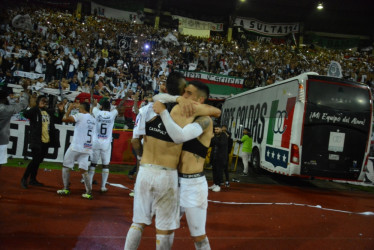 Celebración de los jugadores del Once Caldas luego de conseguir el paso a los cuadrangulares tras el empate ante el América.