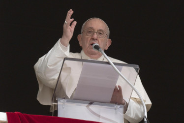 Desde la ventana del Palacio Apostólico, el papa Francisco rezó el Ángelus ante la Plaza de San Pedro, en la Ciudad del Vaticano, en el Lunes de Pascua.