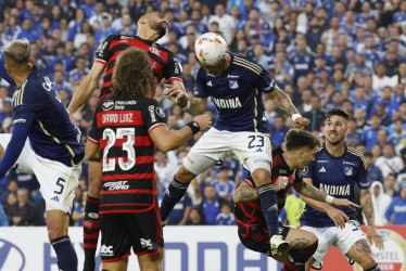 Leonardo Castro (c) de Millonarios remata en un partido de la fase de grupos de la Copa Libertadores de Millonarios y Flamengo este martes, en el estadio El Campín en Bogotá