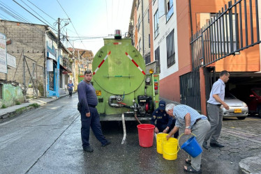 Los Bomberos, por medio de un carrotanque, han abastecido de agua a los usuarios afectados.