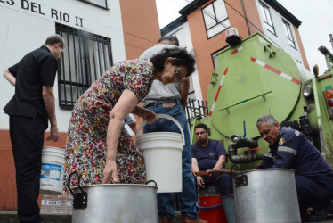 Ayer, habitantes del conjunto Pinares de Villamaría hacían fila para almacenar agua y poder cubrir sus necesidades básicas.