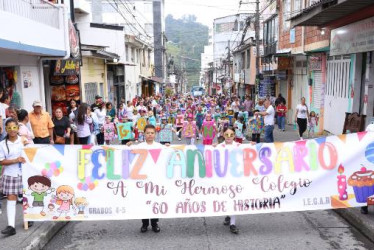 El colegio Gerardo Arias Ramírez, de Villamaría, tiene 2.100 estudiantes, incluidos los de nocturna. Ayer desfilaron para celebrar juntos los 60 años de la Institución. 