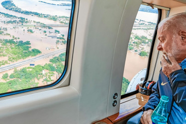 Foto | EFE - Fotografía cedida por la Presidencia de Brasil | LAPATRIA  Presidente de Brasil, Luiz Inácio Lula da Silva, durante un sobrevuelo por una zona afectada por la inundaciones.