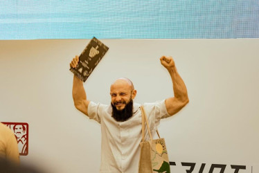 El manizaleño Carlos Escobar Vallejo celebra su triunfo en el VII Campeonato Nacional de Cafés Filtrados, realizado en Bucaramanga. Ya había triunfado en Australia, en la misma modalidad, y fue cuarto en el Mundial del 2021.