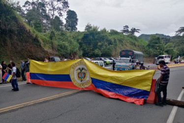 Los habitantes de Santa Rosa de Cabal (Risaralda) y Chinchiná (Caldas) ayer protestaron en el sector de La Y de Guayabal, exigen la construcción de un retorno en sentido Chinchiná-Pereira. Dicen que les incumplieron unos acuerdos. Para este viernes hay una nueva reunión en Guayabal. Esperan soluciones.