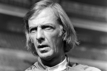 Fotografía de archivo, tomada el 07/03/1983, del entrenador argentino César Luis Menotti dirigiendo su primer entrenamiento al frente del F.C. Barcelona. 