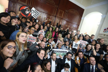 La celebración de las personas que están a favor del proyecto de ley que prohibió las corridas de toros.