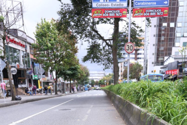 La línea es poco visible limitando la distinción en la vía de los vehículos y las bicicletas.