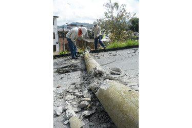 6 mil personas se quedaron sin energía por la caída de un poste en Altos de Niza. Las fuertes lluvias de la noche del martes provocaron que un árbol cayera sobre los cableados de electricidad, lo que hizo que la estructura se desplomara en la madrugada del miércoles.