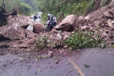 En la madrugada de este viernes hubo un deslizamiento en la vía entre Pácora y Salamina (Caldas).