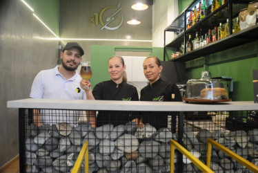 Marlon, Carolina y Yamile con la bebida refrescante Ocaso en Diez de 10 Coffee & Brunch.