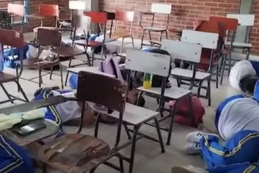 Los alumnos de la I.E. Agrícola de Suárez (Cauca) se ponen en posición fetal y se cubren la cabeza y el estómago cuando escuchan disparos y explosiones.