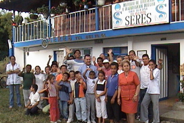 Frente a una de las primeras sedes que tuvo la fundación Seres.