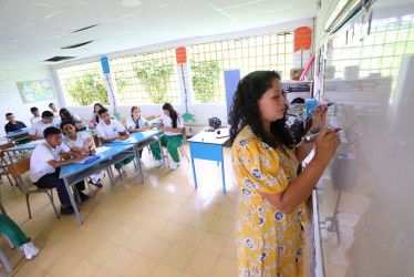 Nataly Loaiza, docente de la Institución Educativa La Cabaña, les da indicaciones a sus estudiantes en una clase de inteligencia emocional. 