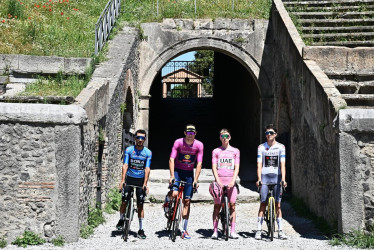 De izquierda a derecha, el ciclista colombiano Daniel Felipe Martínez con el maillot azul del mejor escalador (Martínez es segundo en ese ranking, Pogacar primero), Jonathan Milan con el maillot malva del líder en la clasificación por puntos, Tadej Pogacar con la maglia rosa de líder general y Cian Uijtdebroeks con la camiseta blanca del mejor joven ciclista posaron para fotos en el anfiteatro de Pompeya antes del inicio de la décima etapa del Giro de Italia, que ganó el francés Valentin Paret-Peintre.