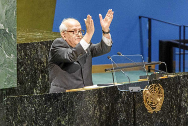 Foto / EFE / LA PATRIA El Observador Permanente de Palestina ante las Naciones Unidas, Riyad Mansour, aplaude a la Asamblea General de las Naciones Unidas.