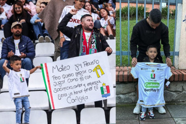 Santiago García Salazar y su papá, Juan Camilo, el domingo en el estadio Palogrande con su cartel pidiéndole a Mateo García su camiseta, sueño que le cumplió el jugador el miércoles. 