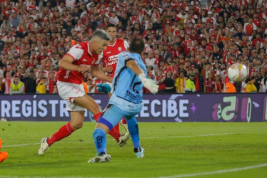 El gol de Daniel Torres para Santa Fe. James Aguirre no alcanzó a tomar la pelota y jugador rival la empujó. El Once Caldas perdió y cedió parte de las opciones de llegar a la final.