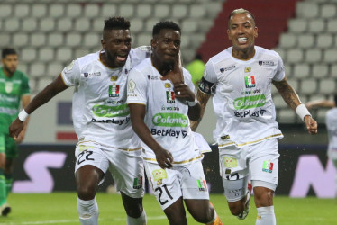 Dayro Moreno (d) y Juan Cuesta (i) celebra el gol de Jhon Deybi Araujo (c), el primero de los dos que el Once Caldas le marcó a La Equidad.